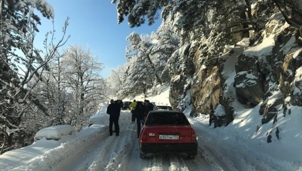 Очередь из автомобилей на подъезде к плато Ай-Петри. 2 января 2019 Очередь из автомобилей на подъезде к плато Ай-Петри. 2 января 2019