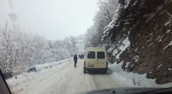 Очередь из автомобилей на подъезде к плато Ай-Петри. 2 января 2019 Очередь из автомобилей на подъезде к плато Ай-Петри. 2 января 2019