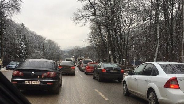 Пробка в районе Ангарского перевала в Крыму. 2 января 2019