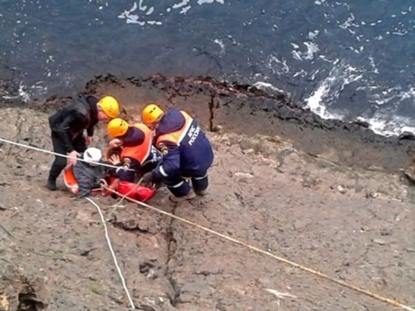 Спасатели оказали помощь мужчине, который сорвался с оградительного бордюра на тропе Голицына под Судаком