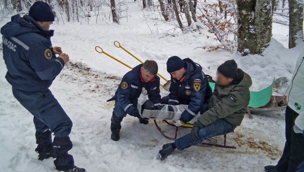 Спасатели оказали помощь мужчине, который во время отдыха травмировался на Ангарском перевале