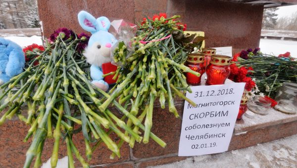 Цветы, игрушки и свечи у памятника Орлёнок в Челябинске во время акции памяти по погибшим при обрушении одного из подъездов десятиэтажного жилого дома в Магнитогорске