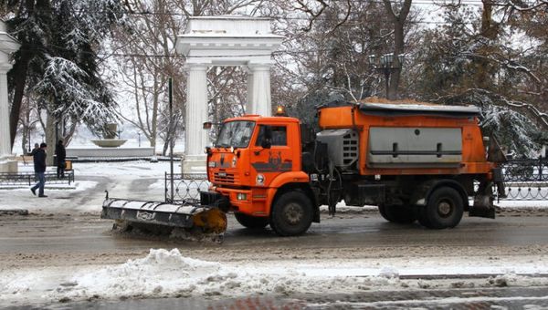 Техника БУ Севавтодор очищает улицы от снега