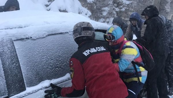 На плато Ай-Петри спасатели эвакуируют застрявших в автомобилях людей На плато Ай-Петри спасатели эвакуируют застрявших в автомобилях людей