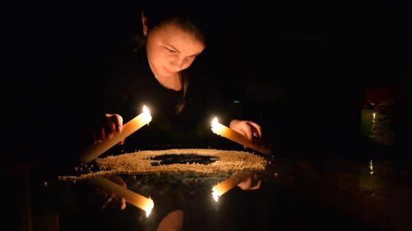 Девушка принимает участие в рождественских гаданиях