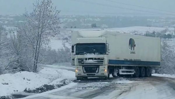 В районе села Вилино Бахчисарайского района на спуске развернуло фуру, 06.01.2019 г.