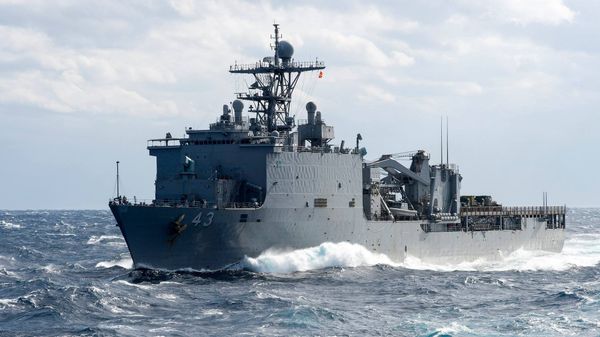 Десантный корабль ВМС США USS Fort McHenry