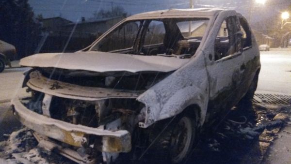 В центре крымской столицы сгорел автомобиль Renault Logan