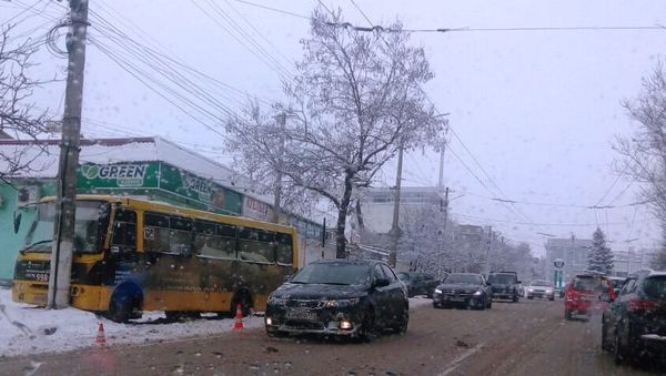 В Симферополе маршрутка врезалась в столб, 07.01.2019 г.