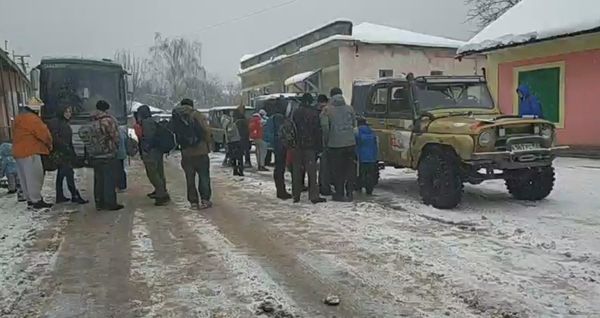Любители зимнего отдыха, не теряющие надежды оказаться на горе Ай-Петри Любители зимнего отдыха, не теряющие надежды оказаться на горе Ай-Петри