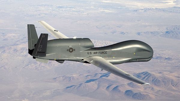 Американский стратегический разведывательный БПЛА RQ-4 Global Hawk Американский стратегический разведывательный БПЛА RQ-4 Global Hawk