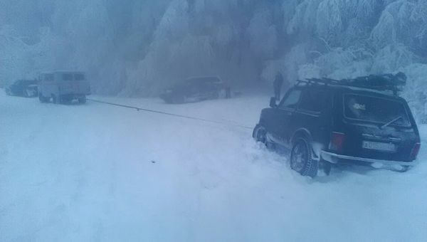В Крыму спасатели вызволили из заносов авто с пассажирами