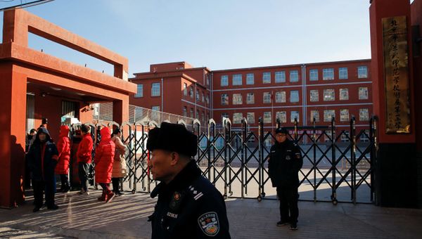 Полиция возле начальной школы, где произошло нападение, Пекин. 8 января 2019