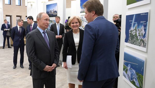 Заместитель председателя правительства РФ  Ольга Голодец и губернатор Севастополя Дмитрий Овсянников представляют Владимиру Путину проект будущего культурно-образовательного и музейного комплекса