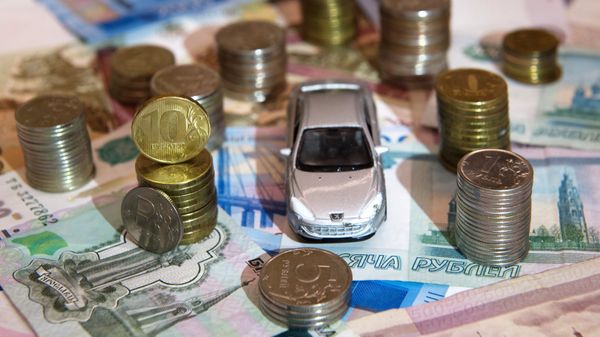 Рублевые купюры и монеты разного достоинства