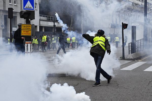 Участник протестной акции желтых жилетов в Париже
