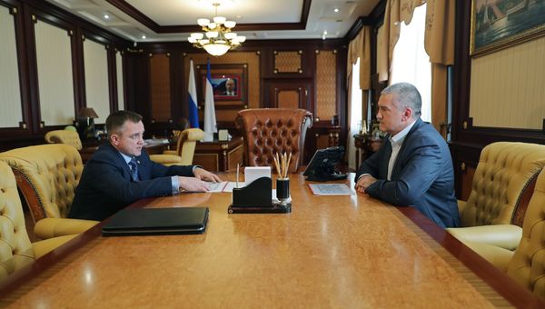 Руководитель  УФНС по РК Роман Наздрачев в ходе рабочей встречи с главой Крыма Сергеем Аксеновым