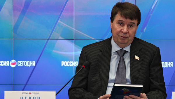 Сенатор Совета Федерации, глава Русской общины Крыма Сергей Цеков с книгой Русская община Крыма: путь в Россию Сенатор Совета Федерации, глава Русской общины Крыма Сергей Цеков с книгой Русская община Крыма: путь в Россию