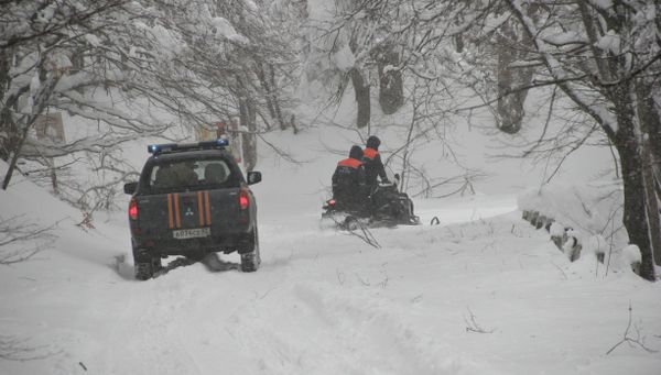 Автомобиль и снегоход сотрудников МЧС на дороге на плато Ай-Петри