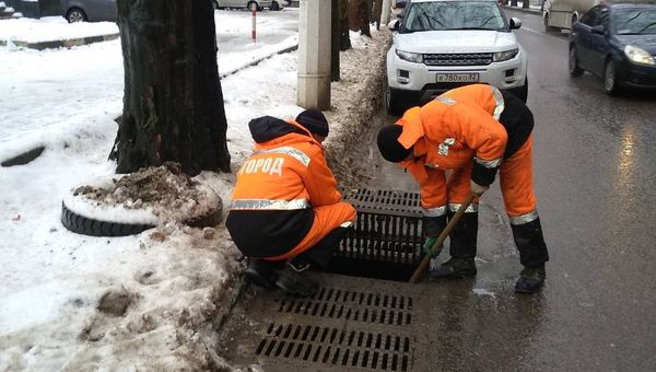 Сотрудник МБУ Город очищают колодцы системы водоотведения в Симферополе
