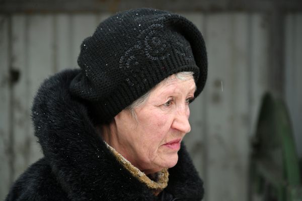 60-летняя Лена занимается поиском макулатуры, металлолома и стеклотары, которые сдает в пункт приема вторсырья