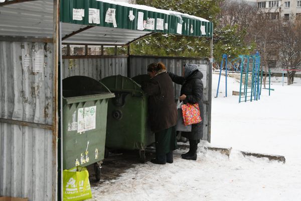  Женщина роется в мусорных контейнерах в Симферополе