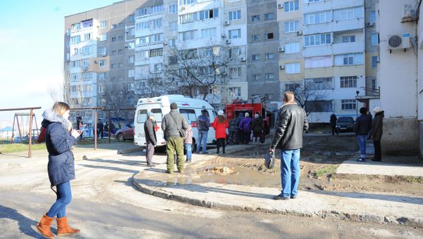 На месте взрыва газовых баллонов и пожара на крыше девятиэтажного дома в Щелкино