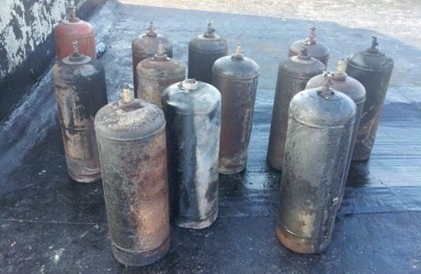 Газовые баллоны с крыши дома в Щелкино, где произошел взрыв