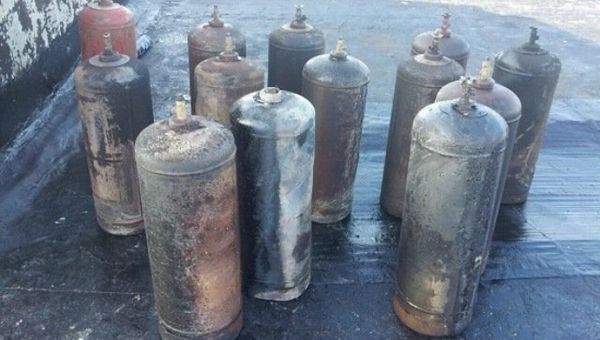 Газовые баллоны с крыши дома в Щелкино, где произошел взрыв