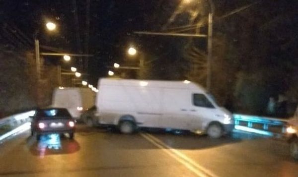 ДТП с участием микроавтобуса и двух легковых автомобилей в Симферопольском районе