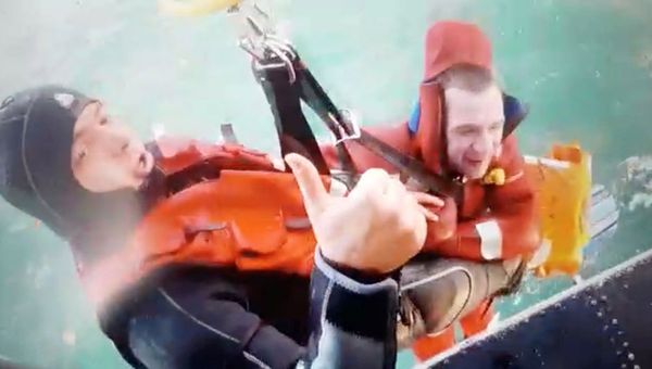 Сотрудник турецкой береговой охраны и спасенный моряк, Турция