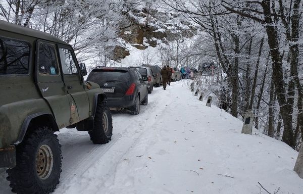 Автомобильный затор на дороге на плато Ай-Петри. 13 января 2019 Автомобильный затор на дороге на плато Ай-Петри. 13 января 2019