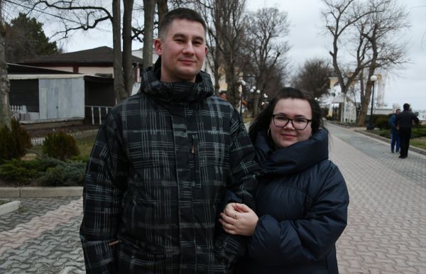 Туристы из Вологды Юлия и Алексей на набережной в Евпатории