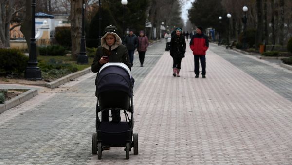 Отдыхающие на набережной Евпатории зимой