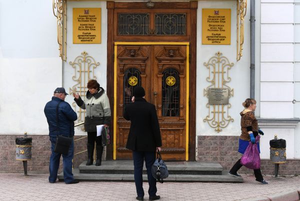 Горожане у здания администрации Феодосии