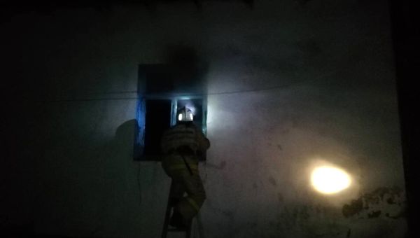 Спасатели ликвидируют пожар в жилом в селе Малореченское (Алушта)