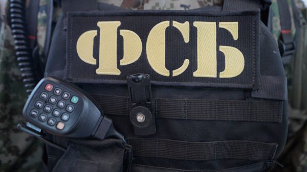 Бронежилет и рация сотрудника ФСБ РФ. Архивное фото Бронежилет и рация сотрудника ФСБ РФ. Архивное фото