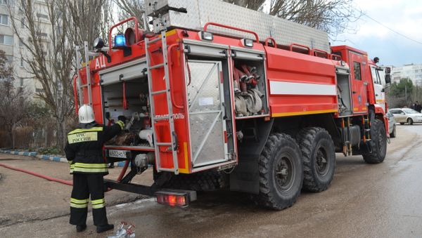 Пожарные на месте загорания в десятиэтажном доме по проспекту Октябрьской революции в Севастополе