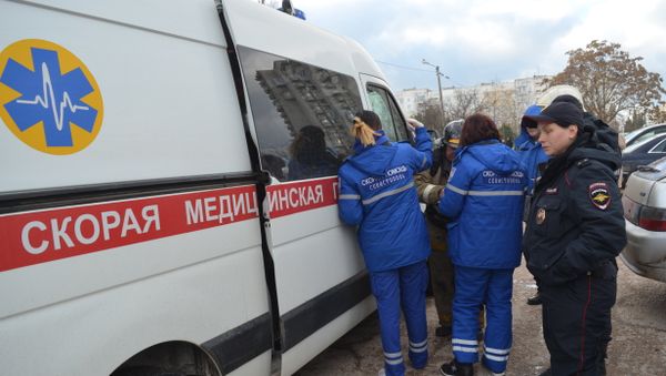 Бригада скорой помощи на месте пожара в десятиэтажном доме по проспекту Октябрьской революции в Севастополе