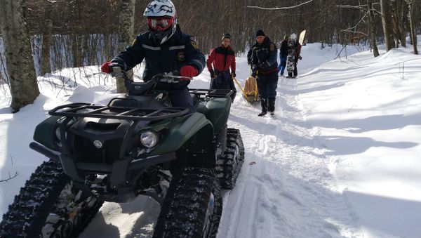 В результате схода лавины на Ангарском перевале пострадал сноубордист