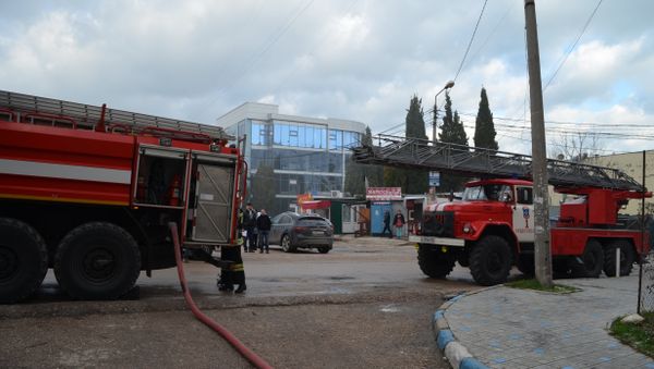 Пожарные на месте загорания в десятиэтажном доме по проспекту Октябрьской революции в Севастополе