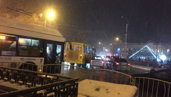 ДТП с участием маршрутного автобуса и легкового автомобиля в Симферополе