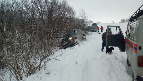 Спасатели эвакуировали из снежных заносов три автомобиля с пассажирами, которые застряли на Нижнем плато Чатыр-Дага