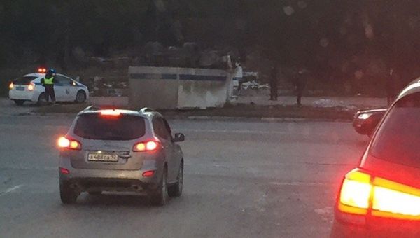 В Севастополе опрокинулся полицейский КамАЗ В Севастополе опрокинулся полицейский КамАЗ