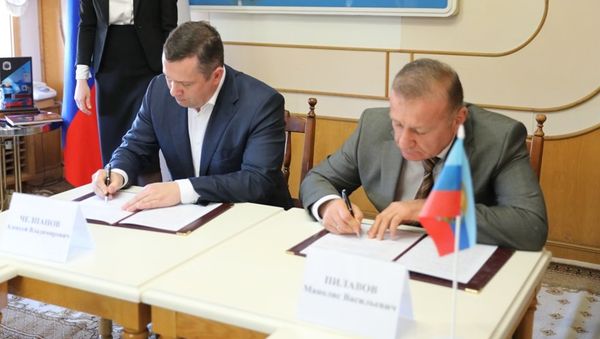 Глава администрации Ялты Алексей Челпанов и глава администрации Луганска Манолис Пилавов подписали соглашение об установлении между городами дружественных отношений