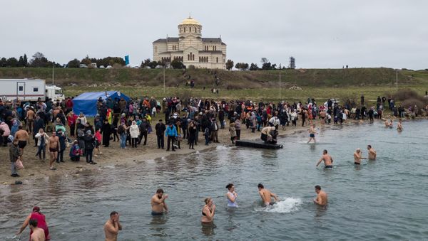 Верующие во время традиционного праздничного купания в праздник Крещения на территории Херсонеса. 19 января 2019