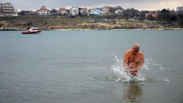 Верующие во время традиционного праздничного купания в праздник Крещения на территории Херсонеса. 19 января 2019