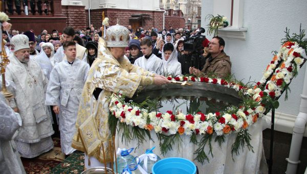 Митрополит Симферопольский и Крымский Лазарь провел чин освящения воды в честь Крещения Господня в Александро-Невском кафедральном соборе в Симферополе. 19 января 2019