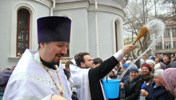 Верующие во время празднования Крещения Господня в Александро-Невском кафедральном соборе в Симферополе. 19 января 2019