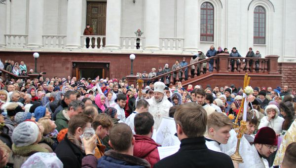 Верующие во время празднования Крещения Господня в Александро-Невском кафедральном соборе в Симферополе. 19 января 2019